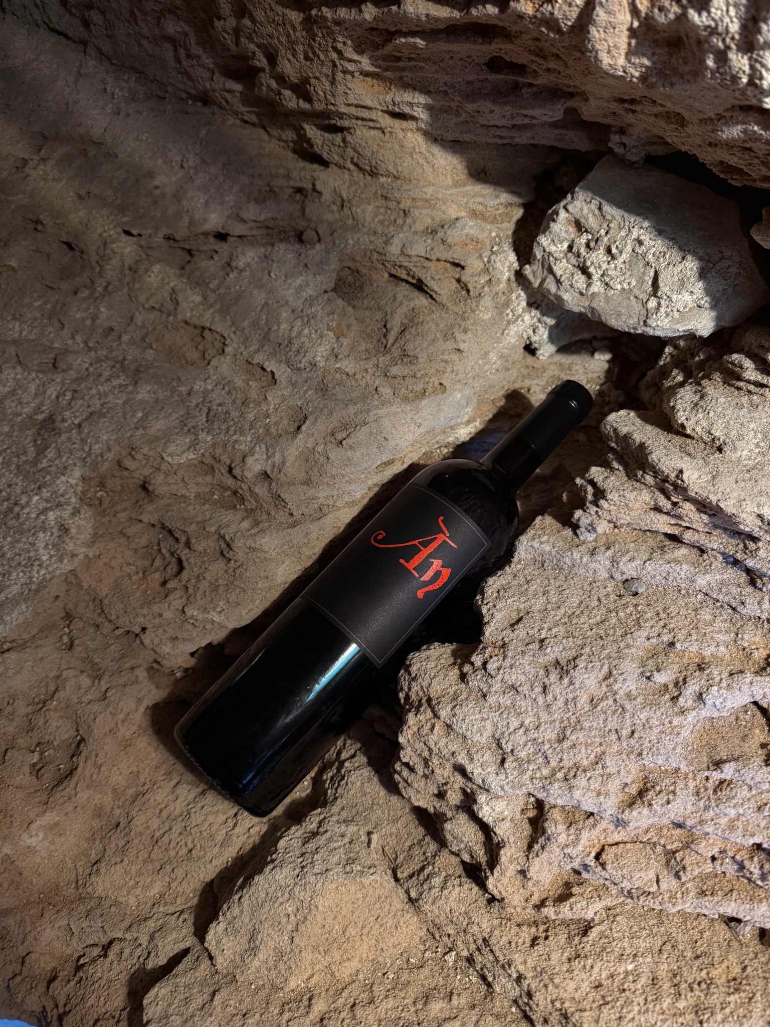 Botella de AN 2016 sobre la piedra del celler