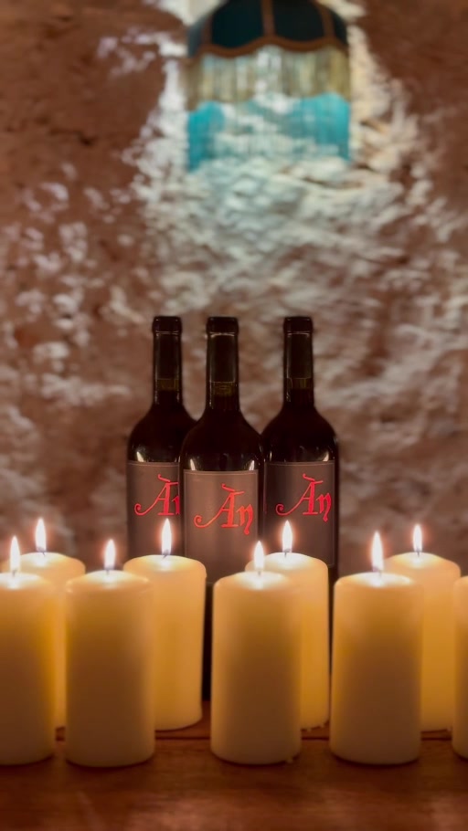 Botellas de Ànima Negra junto a las velas del celler