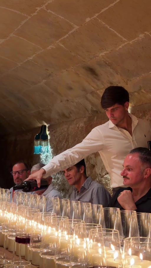 Joan Nadal sirviendo vino a los invitados en Es Celler